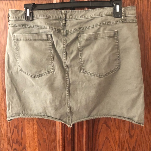 Universal Thread mini skirt, army green, Size 18, 15” - Picture 3 of 4